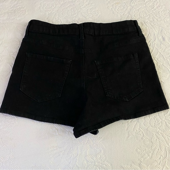 Black shorts - Picture 2 of 3